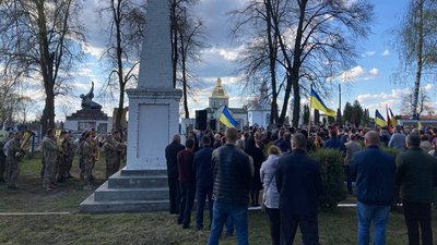 У селі на Тернопільщині прощаються з військовим, екснардепом Олегом Барною У селі на Тернопільщині прощаються з військовим, екснардепом Олегом Барною