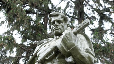 Зірки, серпи та червоноармійці: скільки на Буковині радянських пам'яток та чи планують їх зносити Зірки, серпи та червоноармійці: скільки на Буковині радянських пам'яток та чи планують їх зносити