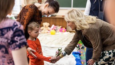 Перша леді України Олена Зеленська зустрілася з дружиною президента США Джилл Байден на Закарпатті Перша леді України Олена Зеленська зустрілася з дружиною президента США Джилл Байден на Закарпатті