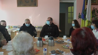 Пряники та розписані футболки: у Франківську захисникам України вручили подарунки Пряники та розписані футболки: у Франківську захисникам України вручили подарунки