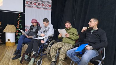 Читають з акторами п'єси. У кропивницькому театрі реабілітують військових Читають з акторами п'єси. У кропивницькому театрі реабілітують військових