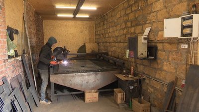Збирають гроші, майструють буржуйки, печуть печиво: як громада на Вінниччині допомагає захисникам Збирають гроші, майструють буржуйки, печуть печиво: як громада на Вінниччині допомагає захисникам