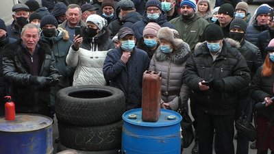Проти штрафів. Миколаївські аграрії влаштували акцію під стінами податкової служби області