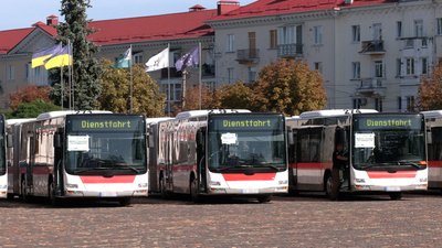 
11 автобусів приїхали до Чернігова зі Швейцарії