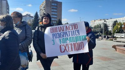 "Поставили перед фактом": у Черкасах мешканці гуртожитку, яких виселяють, влаштували мітинг