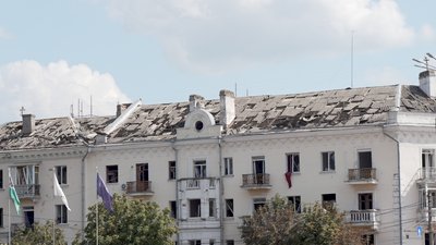 Відновлюють покрівлю та склять вікна: у Чернігові ремонтують пошкоджені будинки після ракетного удару по драмтеатру Відновлюють покрівлю та склять вікна: у Чернігові ремонтують пошкоджені будинки після ракетного удару по драмтеатру