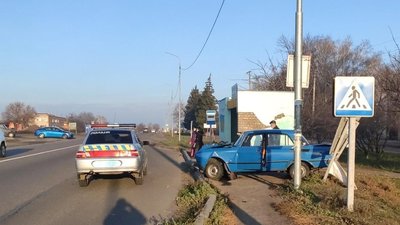 В'їхав у зупинку: на Черкащині поліцейські склали протоколи на водія