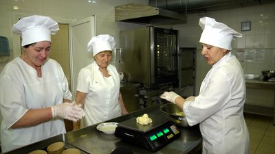 У Житомирі працівники дитсадка виготовили більше 700 пасок, які відправлять військовим ЗСУ У Житомирі працівники дитсадка виготовили більше 700 пасок, які відправлять військовим ЗСУ