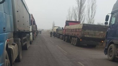 На Миколаївщині жителі села перекрили в’їзд до населеного пункту — не пускають вантажівки На Миколаївщині жителі села перекрили в’їзд до населеного пункту — не пускають вантажівки