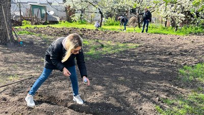 Засади присадибну ділянку: як переселенці у Черкасах "Сади перемоги" вирощують
