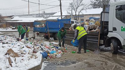 На кінцевій зупинці громадського транспорту на вулиці Героїв Пожежних, 125 у Житомирі утворилося стихійне сміттєзвалище