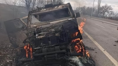 Знищений російський бронеавтомобіль "Тигр" на в'їзді до міста. Миколаїв, 5 березня 2022 року Знищений російський бронеавтомобіль "Тигр" на в'їзді до міста. Миколаїв, 5 березня 2022 року