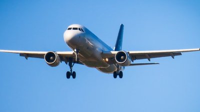 У США пасажир спробував вистрибнути з літака під час польоту