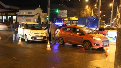 Дві автівки зіштовхнулись на перехресті у Сумах