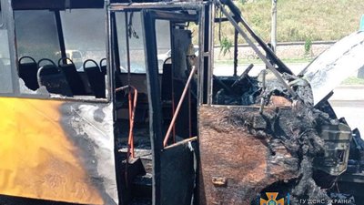 У Бердянську під час руху загорілася маршрутка У Бердянську під час руху загорілася маршрутка