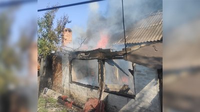 У Криворізькому районі згорів приватний будинок, пожежу гасили дві години У Криворізькому районі згорів приватний будинок, пожежу гасили дві години