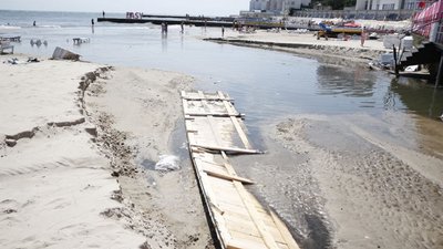 Наслідки зливи в Одесі: вода розмила дорогу в Аркадії та зруйнувала настил Наслідки зливи в Одесі: вода розмила дорогу в Аркадії та зруйнувала настил