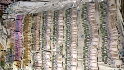 Фальшивомонетники підроблювали переважно національну валюту номіналом у 500 гривень. Фото: Нацполіція Хмельницької області. Фальшивомонетники підроблювали переважно національну валюту номіналом у 500 гривень. Фото: Нацполіція Хмельницької області.