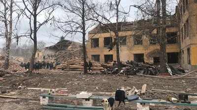 В Охтирці почали розбирати завали у військовій частині В Охтирці почали розбирати завали у військовій частині