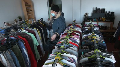 "Вигрібаємо не одяг, а сміття": черкасці скаржаться на якість речей у баку для одягу "Вигрібаємо не одяг, а сміття": черкасці скаржаться на якість речей у баку для одягу
