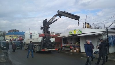 На Центральному ринку Луцька за згодою власників почали забирати контейнери На Центральному ринку Луцька за згодою власників почали забирати контейнери