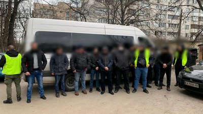 Поліція викрила схему незаконної легалізації іноземців в Україні