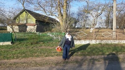У селах на Тернопільщині священники освячують великодні кошики біля воріт У селах на Тернопільщині священники освячують великодні кошики біля воріт
