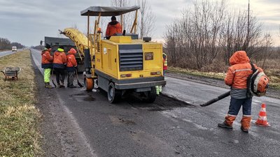 "Це як джгут, щоб зберегти дорогу": на Волині лагодять ділянки двох автошляхів "Це як джгут, щоб зберегти дорогу": на Волині лагодять ділянки двох автошляхів