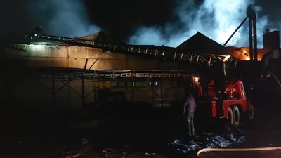 На Волині 20 вогнеборців гасили пожежу на складі