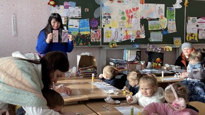 Допомагають побороти страхи: як у Первомайському на Харківщині працює центр арттерапії для переселенців Допомагають побороти страхи: як у Первомайському на Харківщині працює центр арттерапії для переселенців