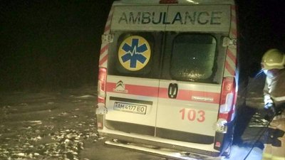 На Житомирщині рятувальники двічі витягували автівки швидкої, котрі застрягли на узбіччі доріг