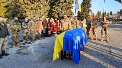 У Тернополі прощаються із загиблим добровольцем Вадимом Гайдіним У Тернополі прощаються із загиблим добровольцем Вадимом Гайдіним