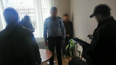 Двом посадовцям митниці повідомили про підозру