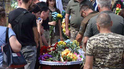 На Одещині попрощалися з військовим, який загинув поблизу Миколаєва На Одещині попрощалися з військовим, який загинув поблизу Миколаєва