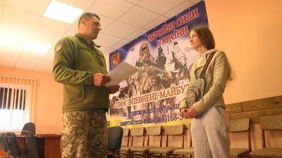 Інна планує підписувати контракт на три роки. Перед цим проходитиме навчання