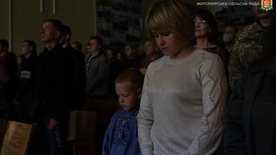 У Житомирі рідним 11 загиблих військових вручили "Ікони пам'яті" У Житомирі рідним 11 загиблих військових вручили "Ікони пам'яті"