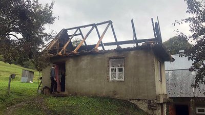Пожежа на Міжгірщині: вогонь знищив покрівлю літньої кухні та 6 центнерів сіна Пожежа на Міжгірщині: вогонь знищив покрівлю літньої кухні та 6 центнерів сіна
