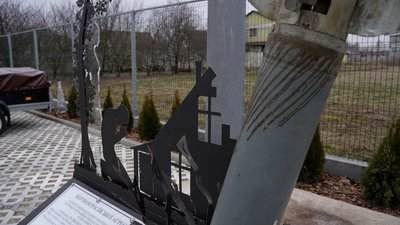 Пам’ять про жителів громади, які загинули через росіян: житель Чернігівщини встановив на території підприємства стелу