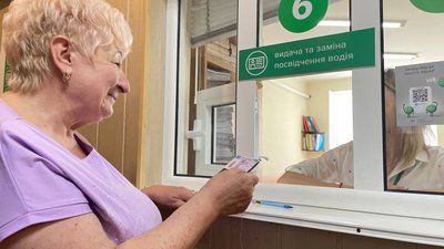 Жителька Миколаєва у 65 років отримала перше водійське посвідчення Жителька Миколаєва у 65 років отримала перше водійське посвідчення