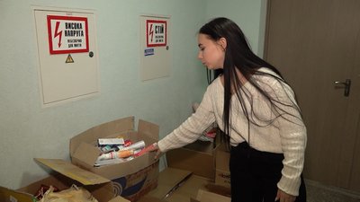Черкаські школярі зібрали подарунки для жінок на передовій Черкаські школярі зібрали подарунки для жінок на передовій