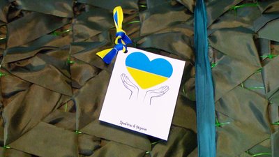 Працюють з перших днів війни: вінницькі волонтери сплели для захисників понад пʼятсот маскувальних сіток