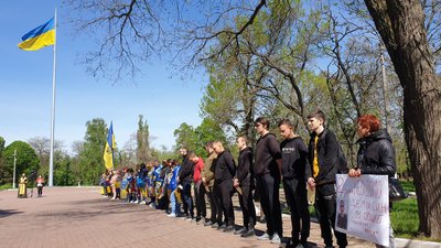 "Чекаємо". У Кропивницькому організували акцію на підтримку зниклих та полонених українських військових "Чекаємо". У Кропивницькому організували акцію на підтримку зниклих та полонених українських військових
