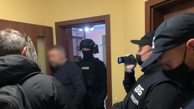 Чоловіків, яких підозрюють у вимаганні грошей у жителів Франківщини, посадили під варту — поліція
