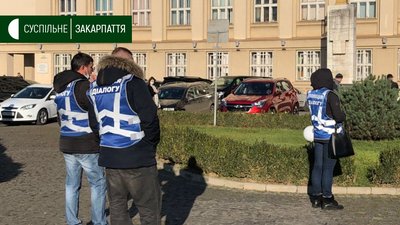 Жителі Жденіївської ОТГ мітингують перед Закарпатською ОДА