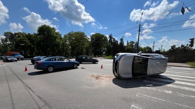 ДТП у Чернігові: водій легковика проїхав на червоне світло, авто перекинулося