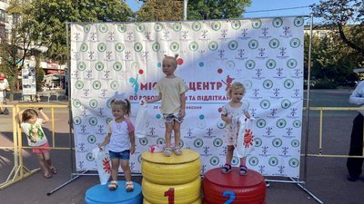 Переможці перегонів отримали подарунки та солодощі, 26 серпня 2023, Хмельницький Переможці перегонів отримали подарунки та солодощі, 26 серпня 2023, Хмельницький