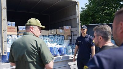 Тонну води передали з Черкас постраждалим від підриву Каховської ГЕС херсонцям Тонну води передали з Черкас постраждалим від підриву Каховської ГЕС херсонцям