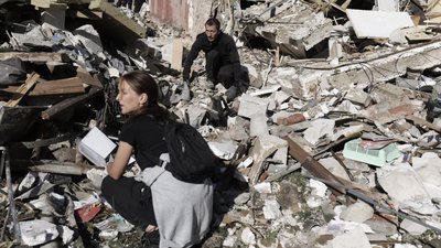 Жителі Чугуєва допомагають розбирати завали на місці влучання російського безпілотника