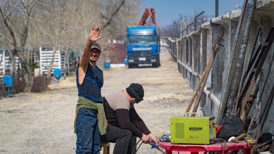 Перекривають доступ до води: чому біля Блакитних озер на Дніпропетровщині невідомі встановлюють бетонний паркан Перекривають доступ до води: чому біля Блакитних озер на Дніпропетровщині невідомі встановлюють бетонний паркан