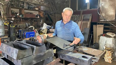 "Виходить дуже гарний нагрів": у Полтаві волонтери виготовляють пічки для військових